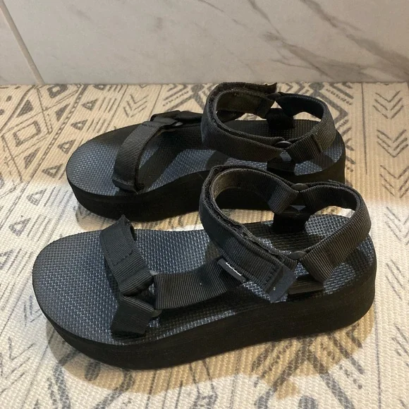 Teva Black Flatform Platform Sandals size 7 Women’s - Picture 1 of 5